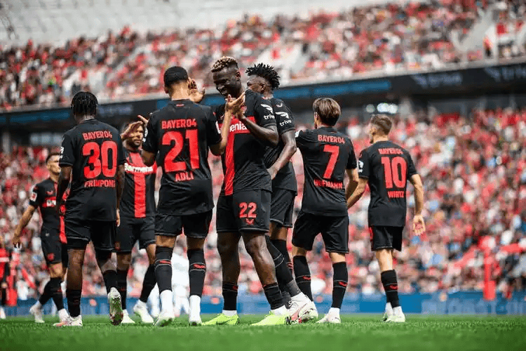 德甲巅峰对决:勒沃库森主场迎战拜仁,谁能笑傲江湖?